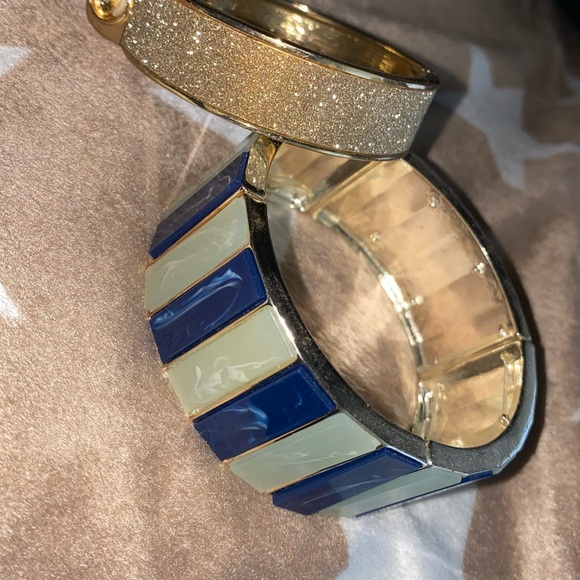 Jewelry box clearance: An assortment of bracelets and necklaces! - Picture 8 of 8